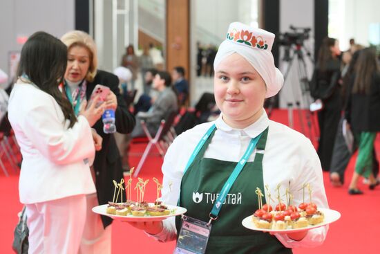 On the sidelines of the XVI International Economic Forum "RUSSIA - ISLAMIC WORLD: KAZANFORUM." Location: Russia, Republic of Tatarstan, Kazan. Author: Maxim Platonov/Sputnik. "KAZANFORUM" 2025. On the sidelines