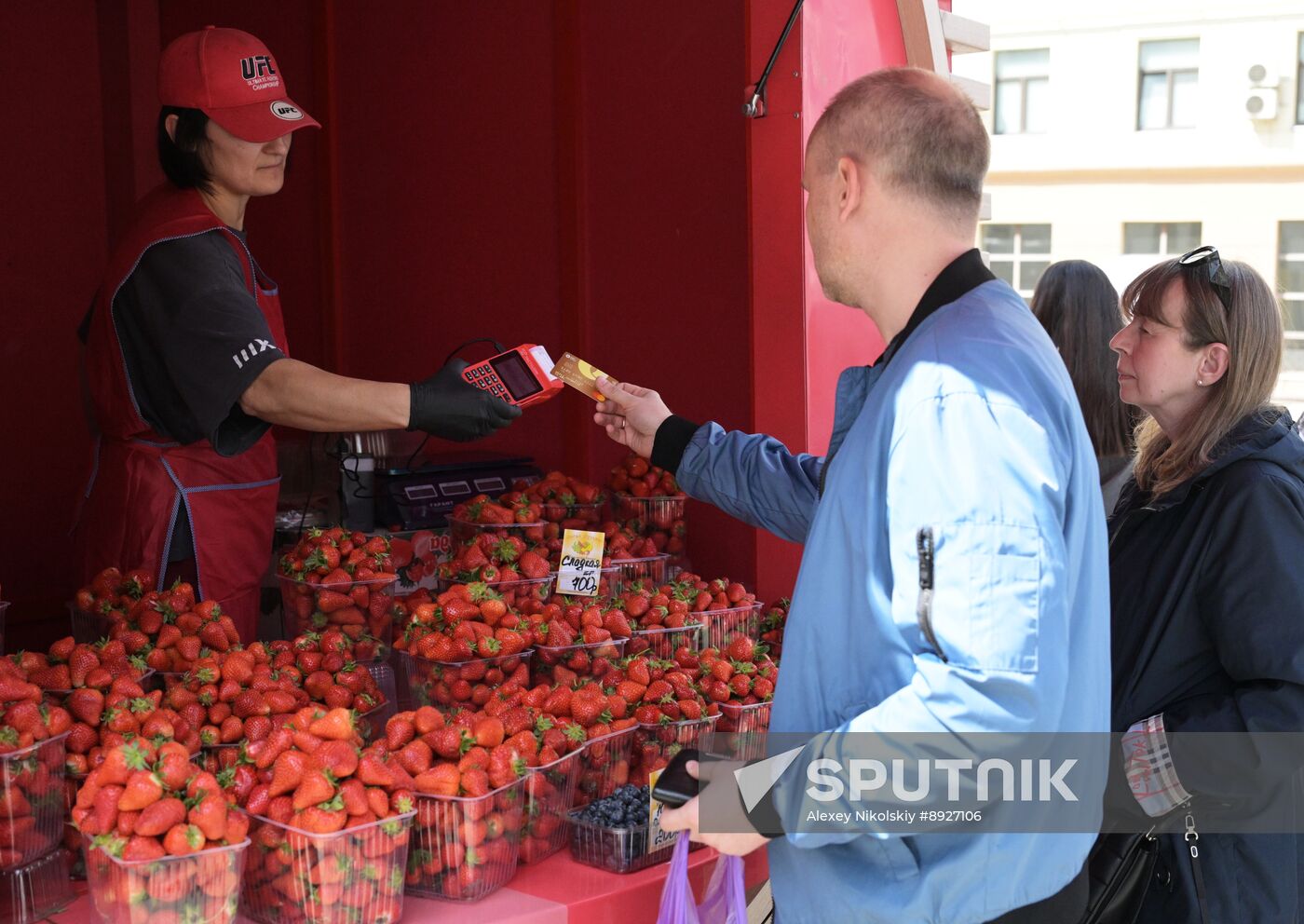 Russia Berries Selling