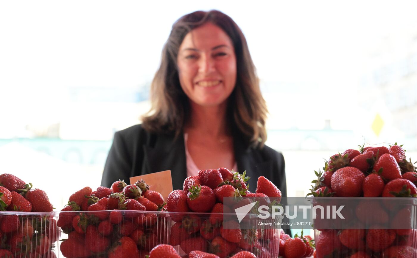 Russia Berries Selling
