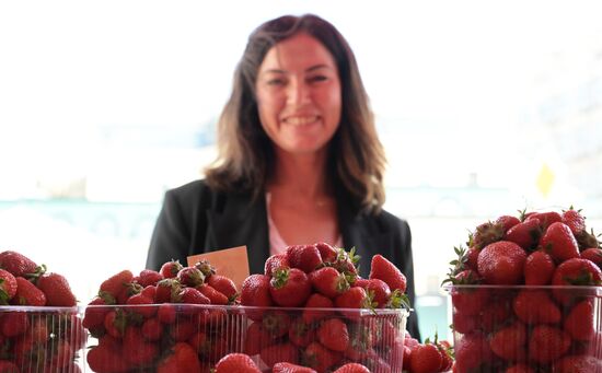 Russia Berries Selling