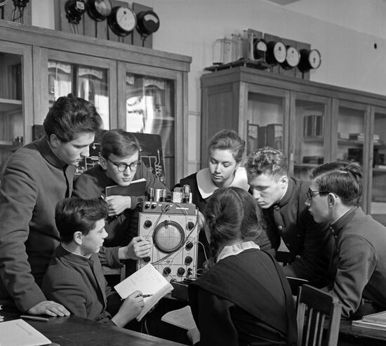 High school students in radio electronics club