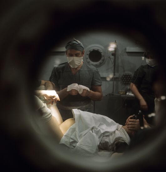 Woman gives birth inside pressure chamber after near-death experience