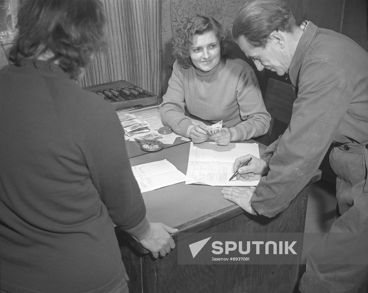 Employees of Latvian state farm get paid