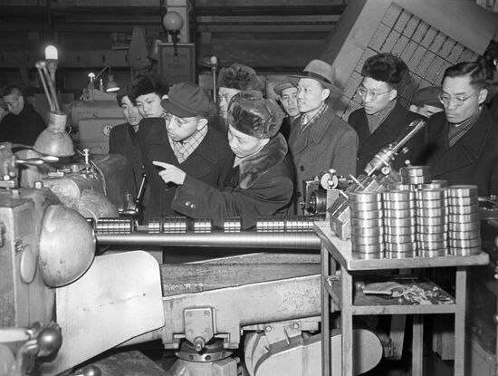 Chinese delegation at First Bearing Plant in Moscow