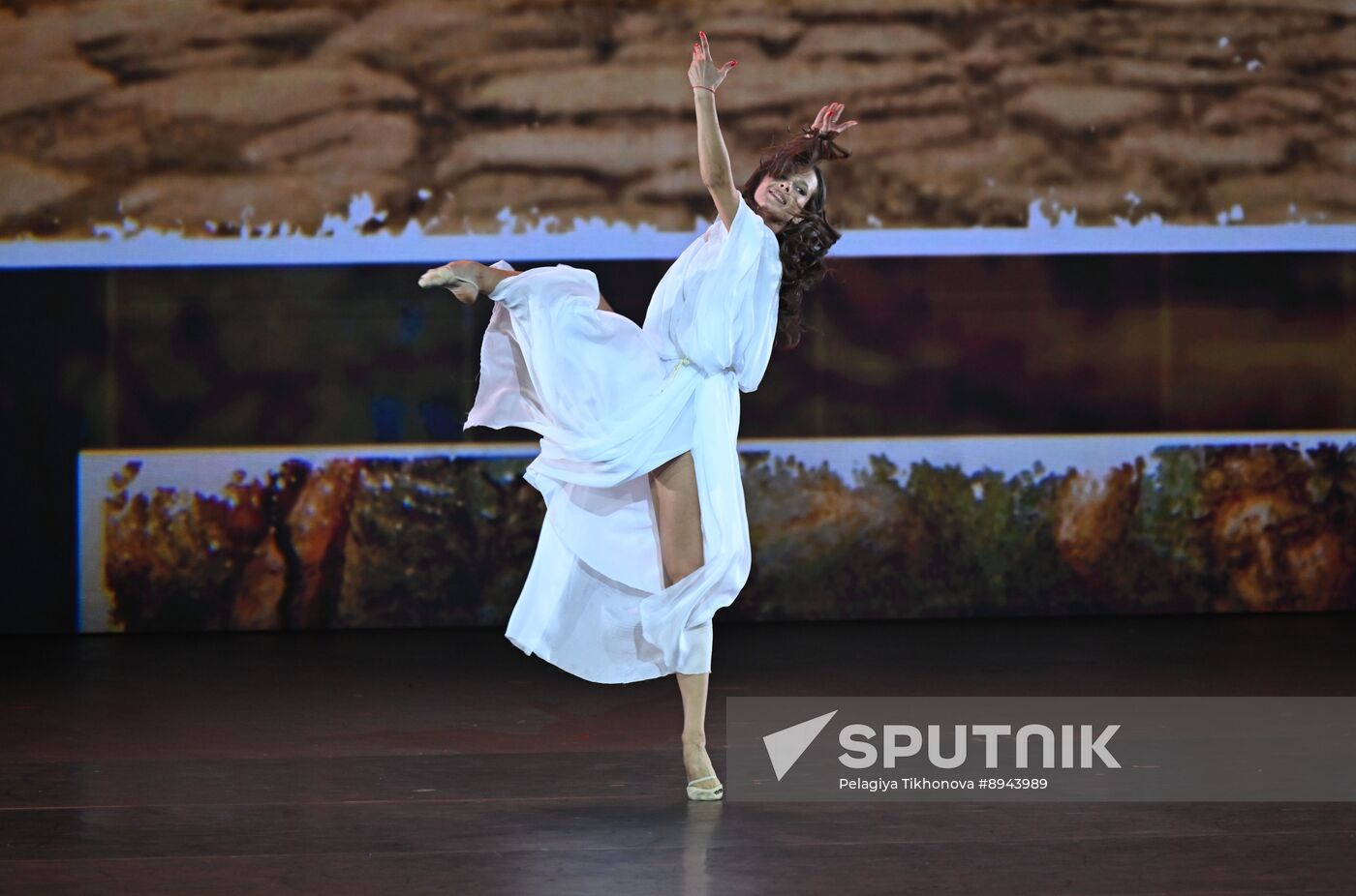 Russia Entertainment Plastic Theatre Show