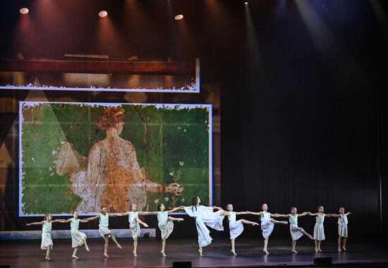 Russia Entertainment Plastic Theatre Show