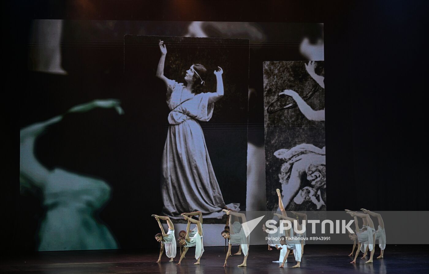 Russia Entertainment Plastic Theatre Show