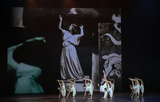 Russia Entertainment Plastic Theatre Show