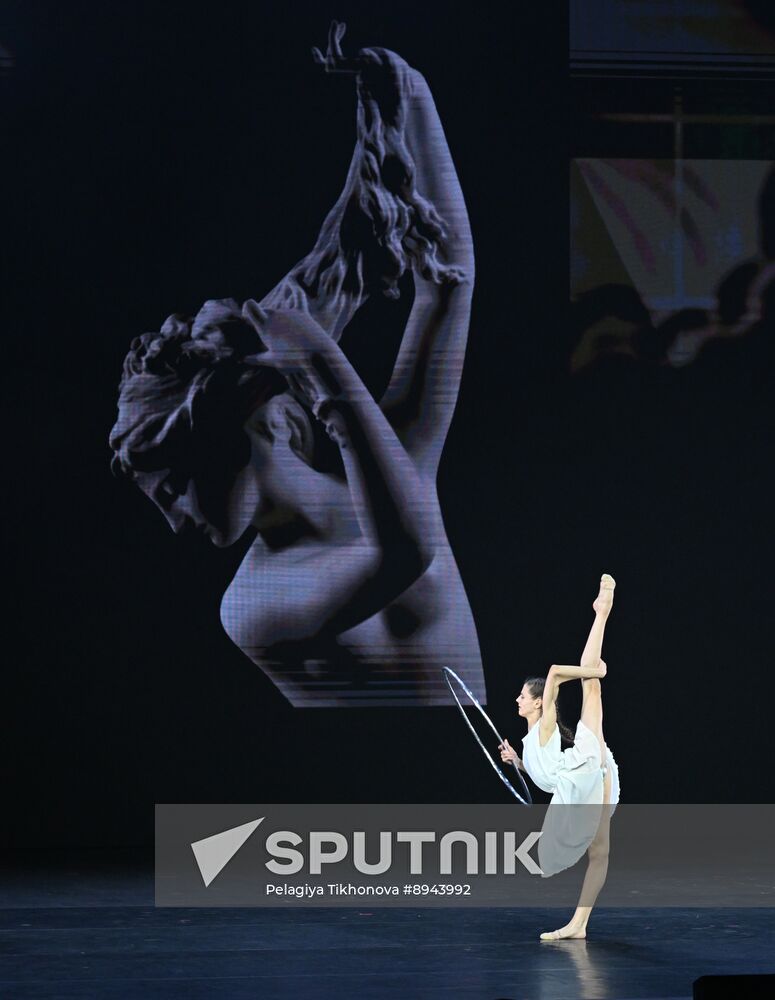 Russia Entertainment Plastic Theatre Show