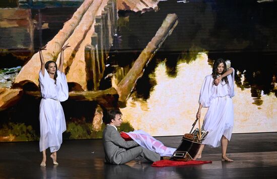 Russia Entertainment Plastic Theatre Show