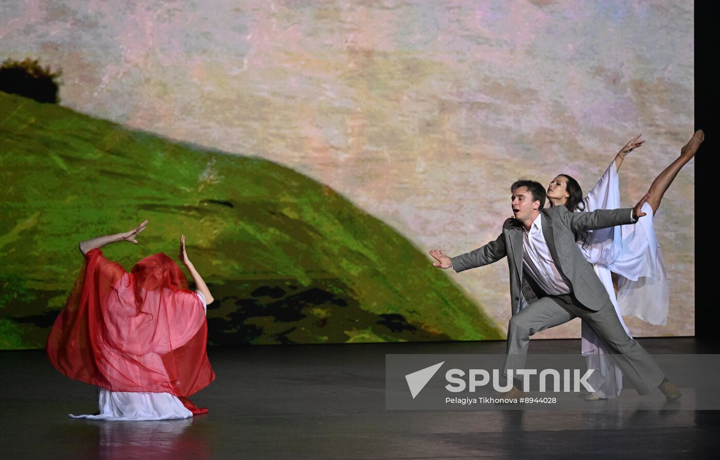 Russia Entertainment Plastic Theatre Show