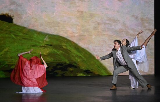 Russia Entertainment Plastic Theatre Show