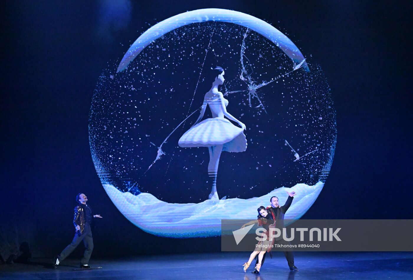 Russia Entertainment Plastic Theatre Show