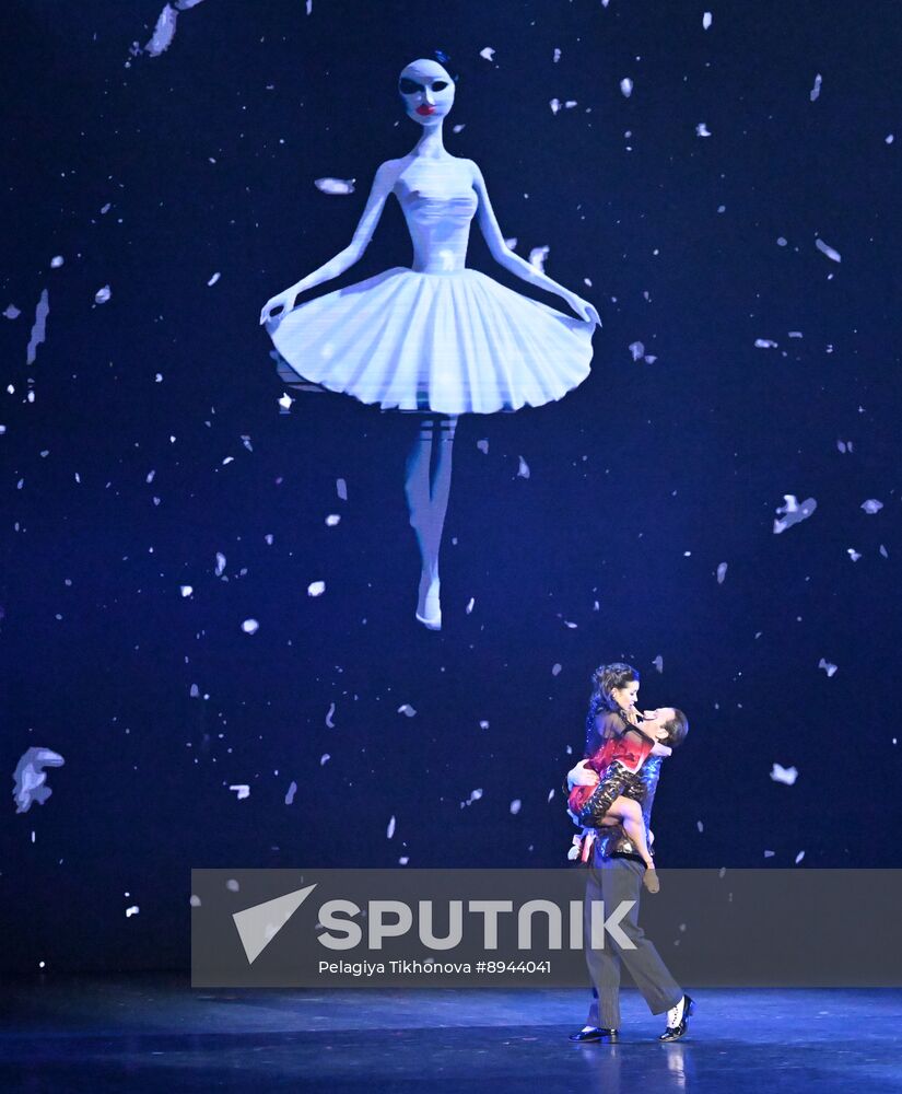 Russia Entertainment Plastic Theatre Show