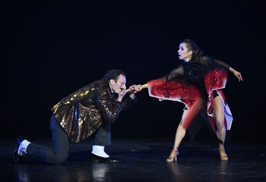 Russia Entertainment Plastic Theatre Show