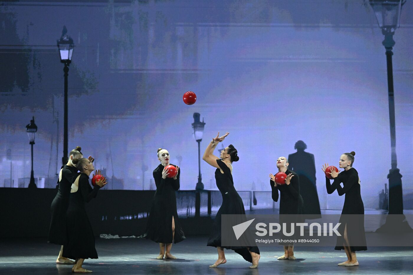 Russia Entertainment Plastic Theatre Show