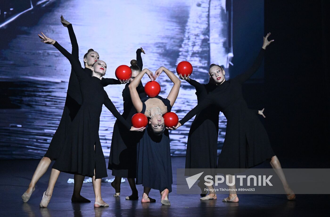 Russia Entertainment Plastic Theatre Show