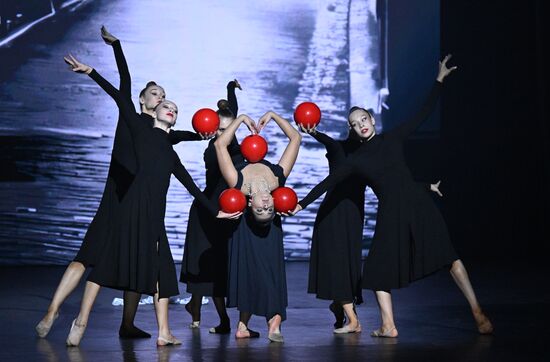 Russia Entertainment Plastic Theatre Show