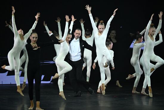 Russia Entertainment Plastic Theatre Show