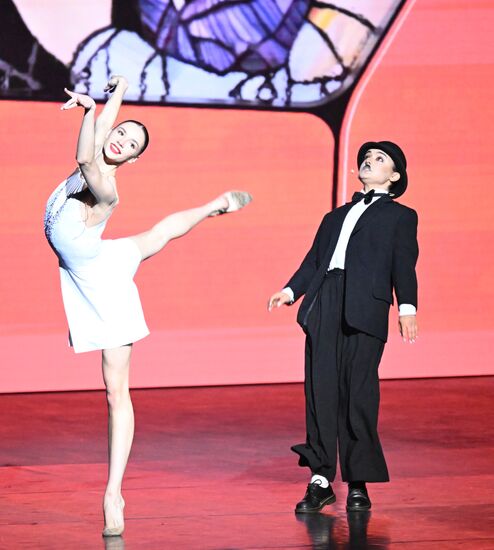 Russia Entertainment Plastic Theatre Show