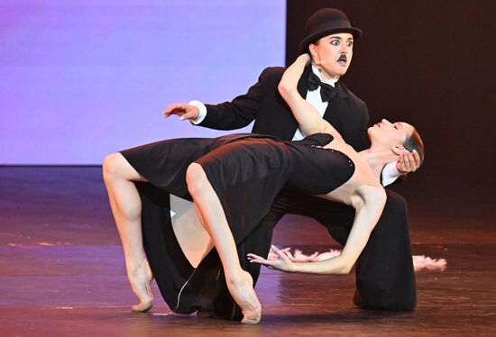 Russia Entertainment Plastic Theatre Show