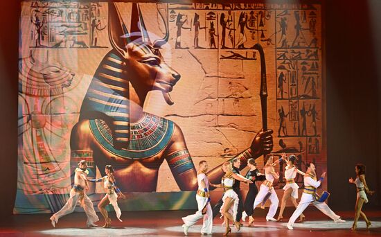 Russia Entertainment Plastic Theatre Show