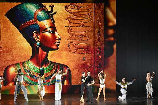 Russia Entertainment Plastic Theatre Show