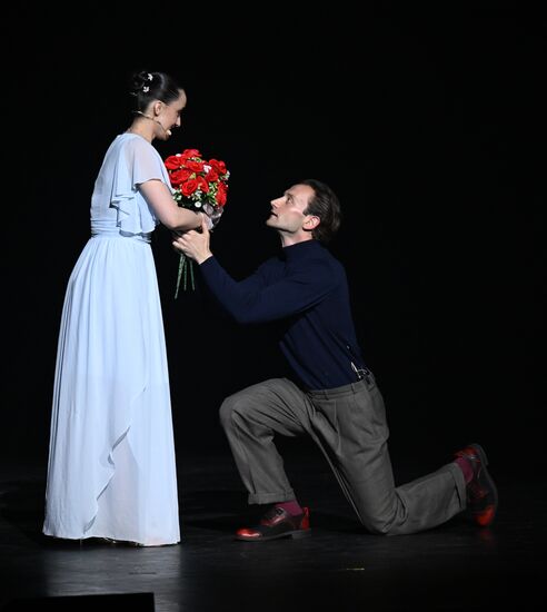 Russia Entertainment Plastic Theatre Show