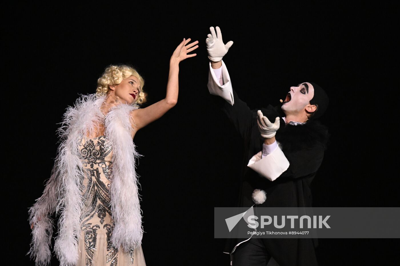 Russia Entertainment Plastic Theatre Show
