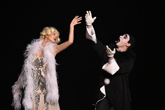 Russia Entertainment Plastic Theatre Show