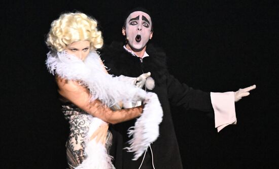 Russia Entertainment Plastic Theatre Show