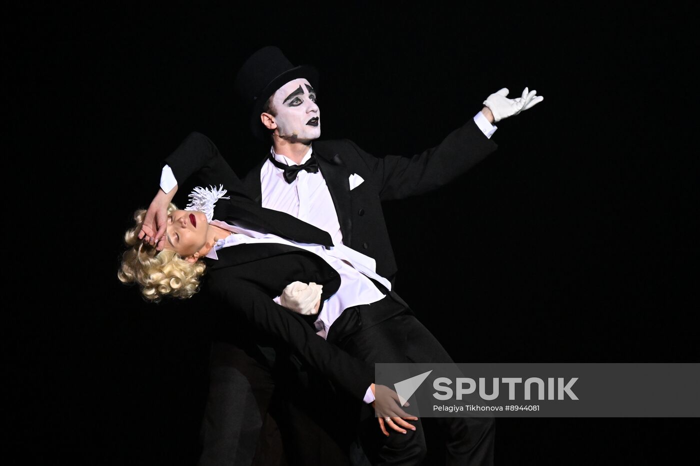 Russia Entertainment Plastic Theatre Show