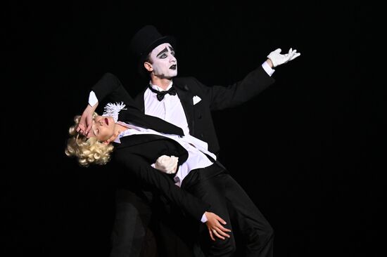 Russia Entertainment Plastic Theatre Show