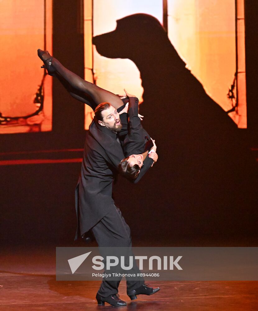 Russia Entertainment Plastic Theatre Show