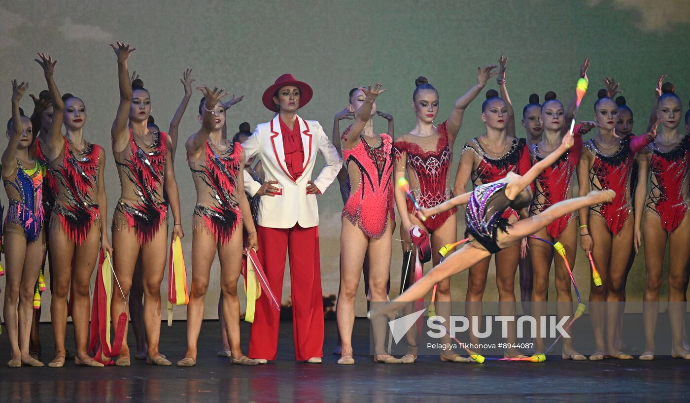 Russia Entertainment Plastic Theatre Show