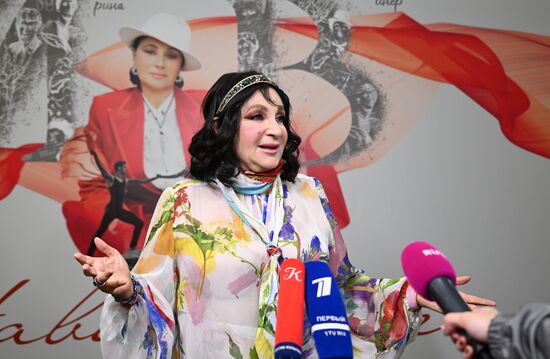 Russia Entertainment Plastic Theatre Show