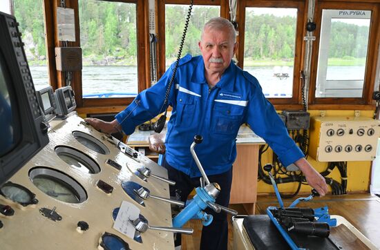 Russia Siberia Chain Steam Tow