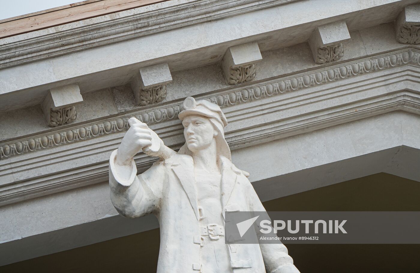 Russia DPR Theatre Rebuilding