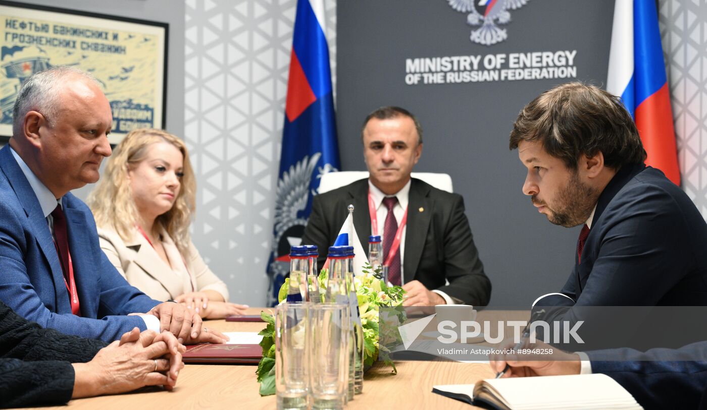 SPIEF-2025. Meeting of Moldovan Party of Socialists leader I. Dodon and Russian Energy First Deputy Minister P. Sorokin