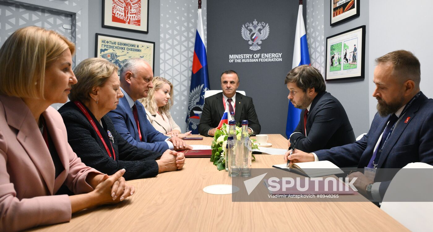 SPIEF-2025. Meeting of Moldovan Party of Socialists leader I. Dodon and Russian Energy First Deputy Minister P. Sorokin