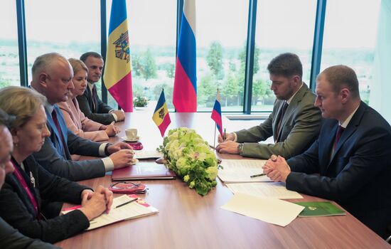 SPIEF-2025. Meeting of Moldovan Party of Socialists leader I. Dodon and Russian Agriculture Deputy Ministers A. Razin and M. Markovich