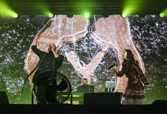 Russia Entertainment Ay Yola