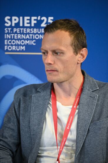 SPIEF-2025. Foresight 2100: Values, Opportunities, and Risks of Development of High-Tech and Artificial Intelligence in a Multipolar World