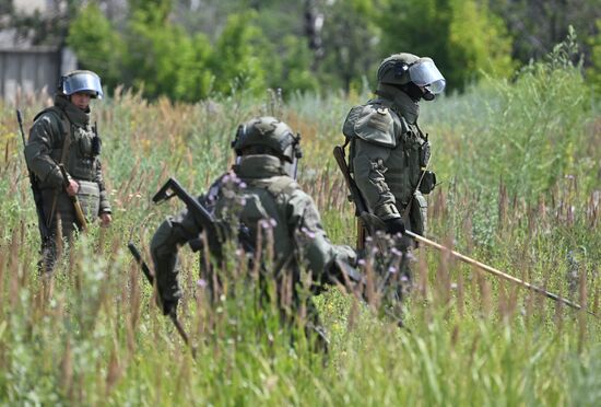 Russia Ukraine Military Operation Selidovo Demining