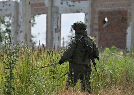 Russia Ukraine Military Operation Selidovo Demining