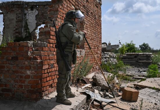 Russia Ukraine Military Operation Selidovo Demining