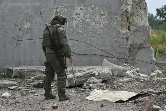Russia Ukraine Military Operation Selidovo Demining