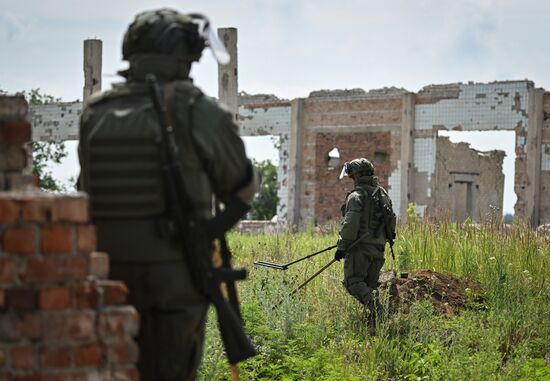 Russia Ukraine Military Operation Selidovo Demining