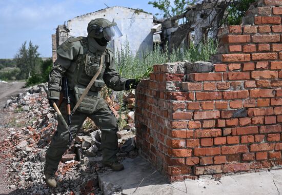 Russia Ukraine Military Operation Selidovo Demining