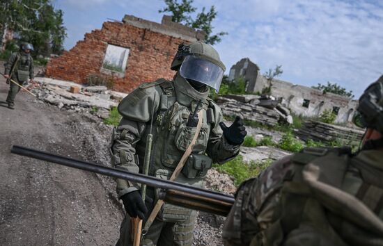 Russia Ukraine Military Operation Selidovo Demining
